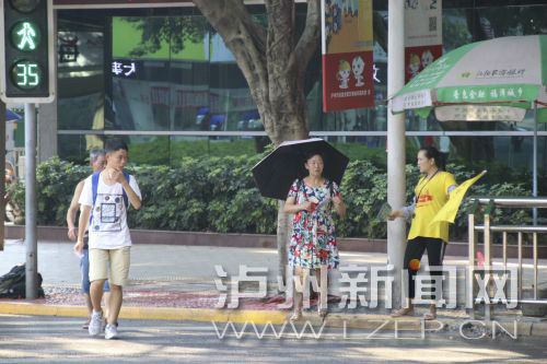 絕大多數(shù)市民都做到了自覺禮讓斑馬線，不橫穿馬路，不翻越欄桿，做到車讓人、人讓車2.JPG