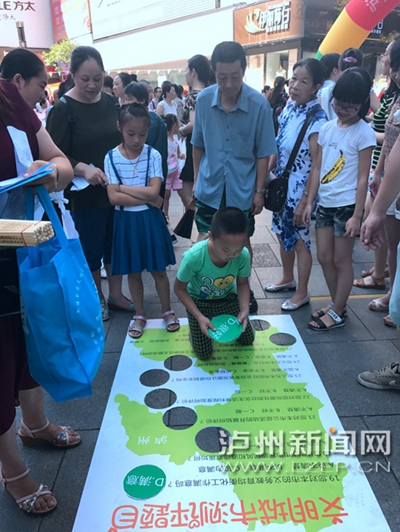 市民在宣傳點參加創(chuàng)文趣味游戲。 記者 朱虹 攝